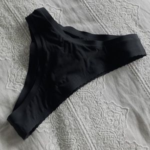 Lululemon Black Ruffle Bottoms Size Small
